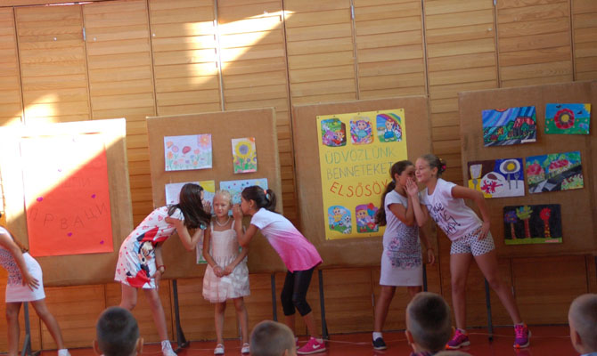 Iskolakezdés a Jovan Jovanović Zmaj Általános Iskolában 2016. augusztus 31. képek